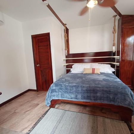 The Wooden House Hotel Пуерто Виламил Екстериор снимка