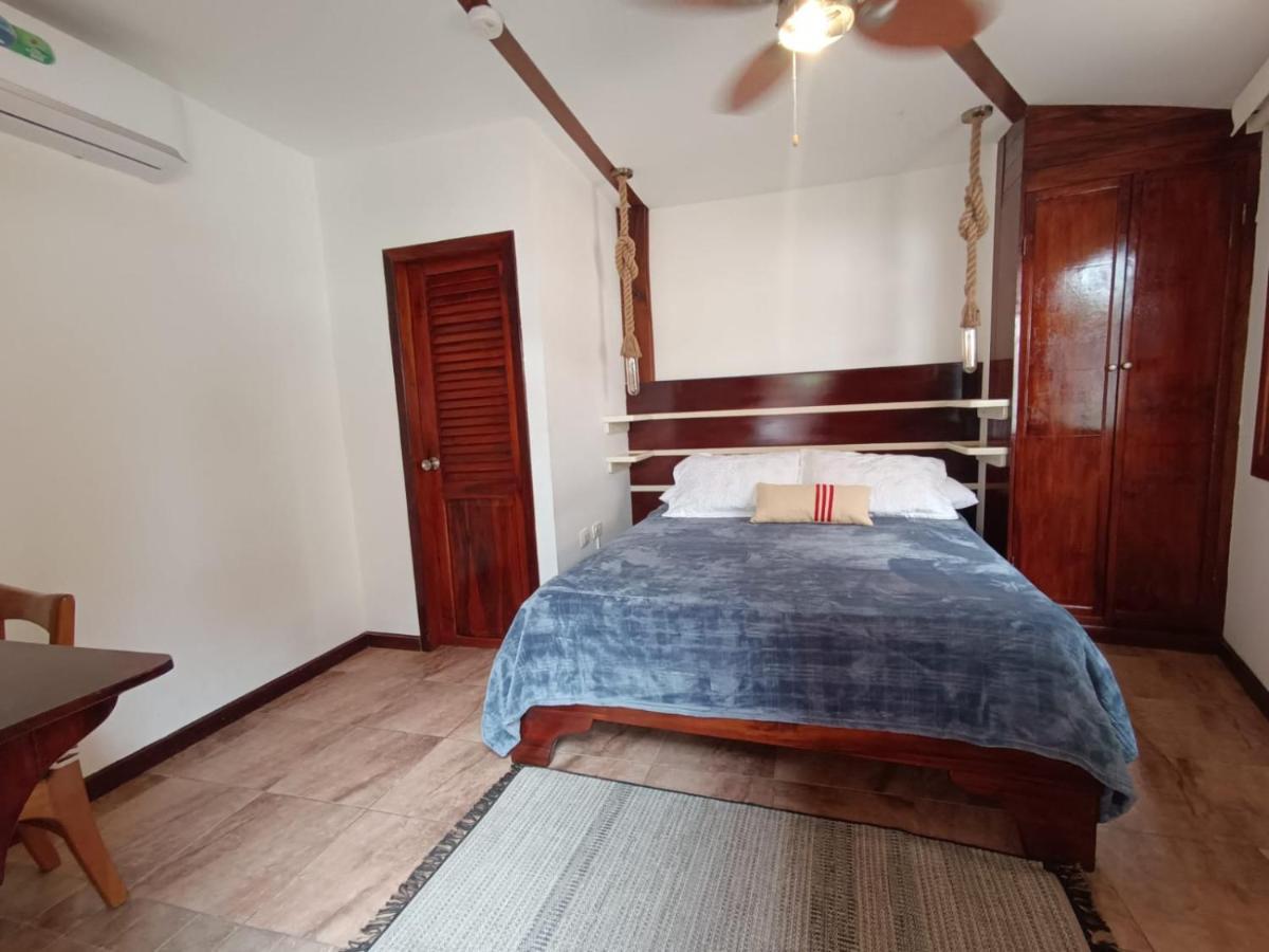 The Wooden House Hotel Пуерто Виламил Екстериор снимка