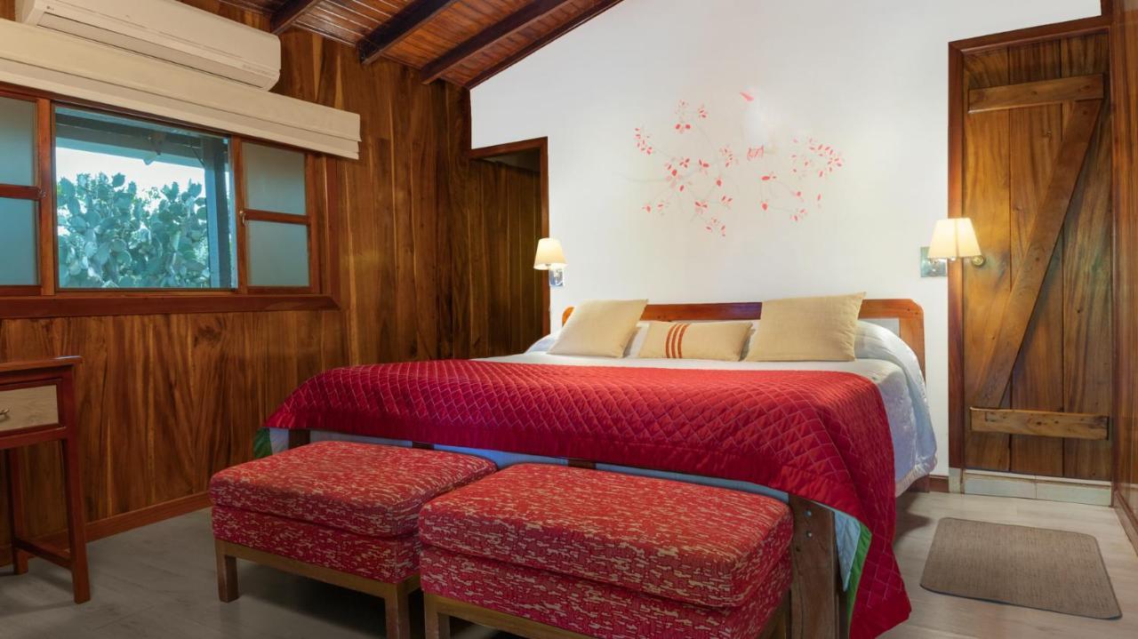 The Wooden House Hotel Пуерто Виламил Екстериор снимка