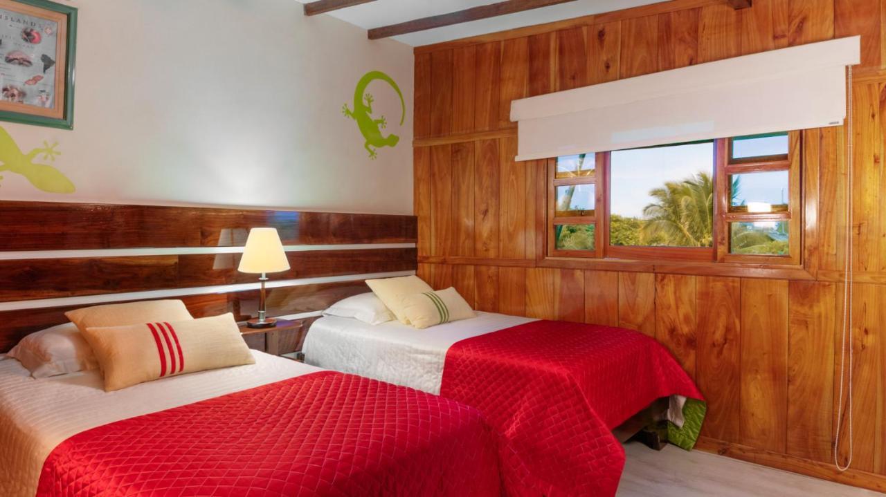 The Wooden House Hotel Пуерто Виламил Екстериор снимка
