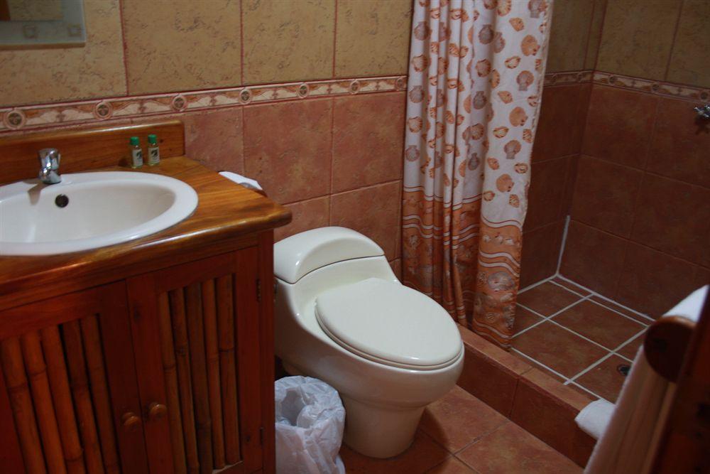 The Wooden House Hotel Пуерто Виламил Екстериор снимка