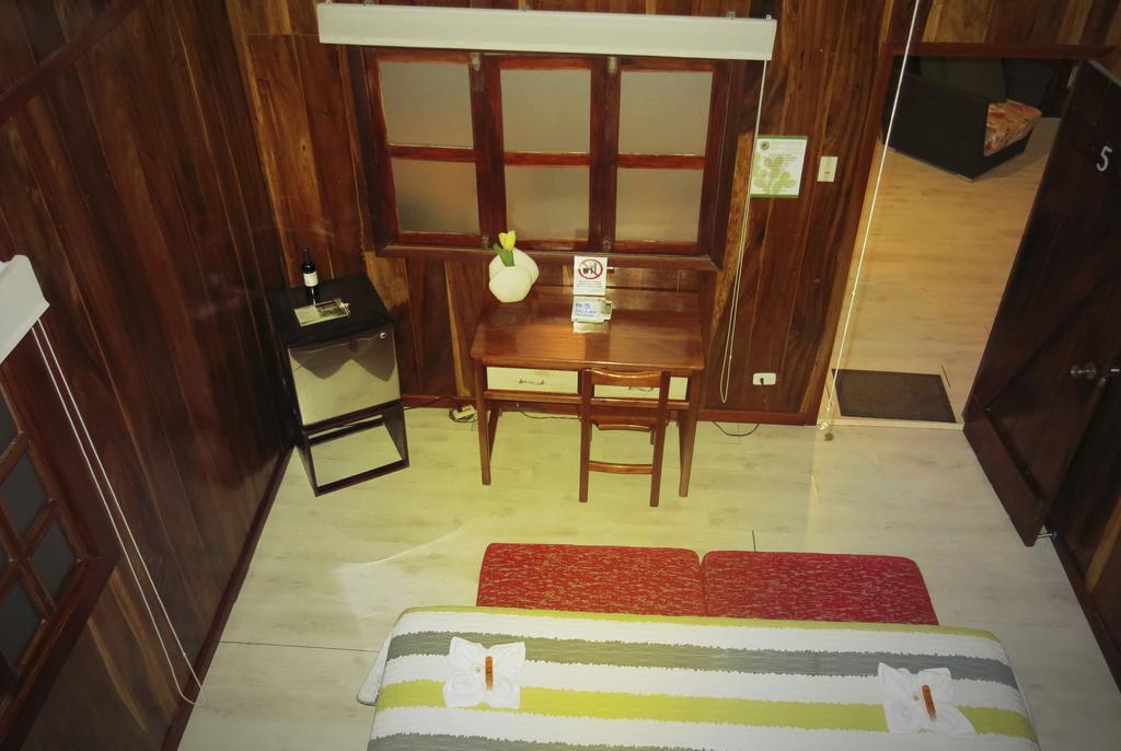 The Wooden House Hotel Пуерто Виламил Екстериор снимка