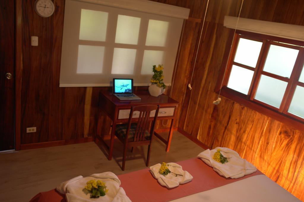 The Wooden House Hotel Пуерто Виламил Екстериор снимка