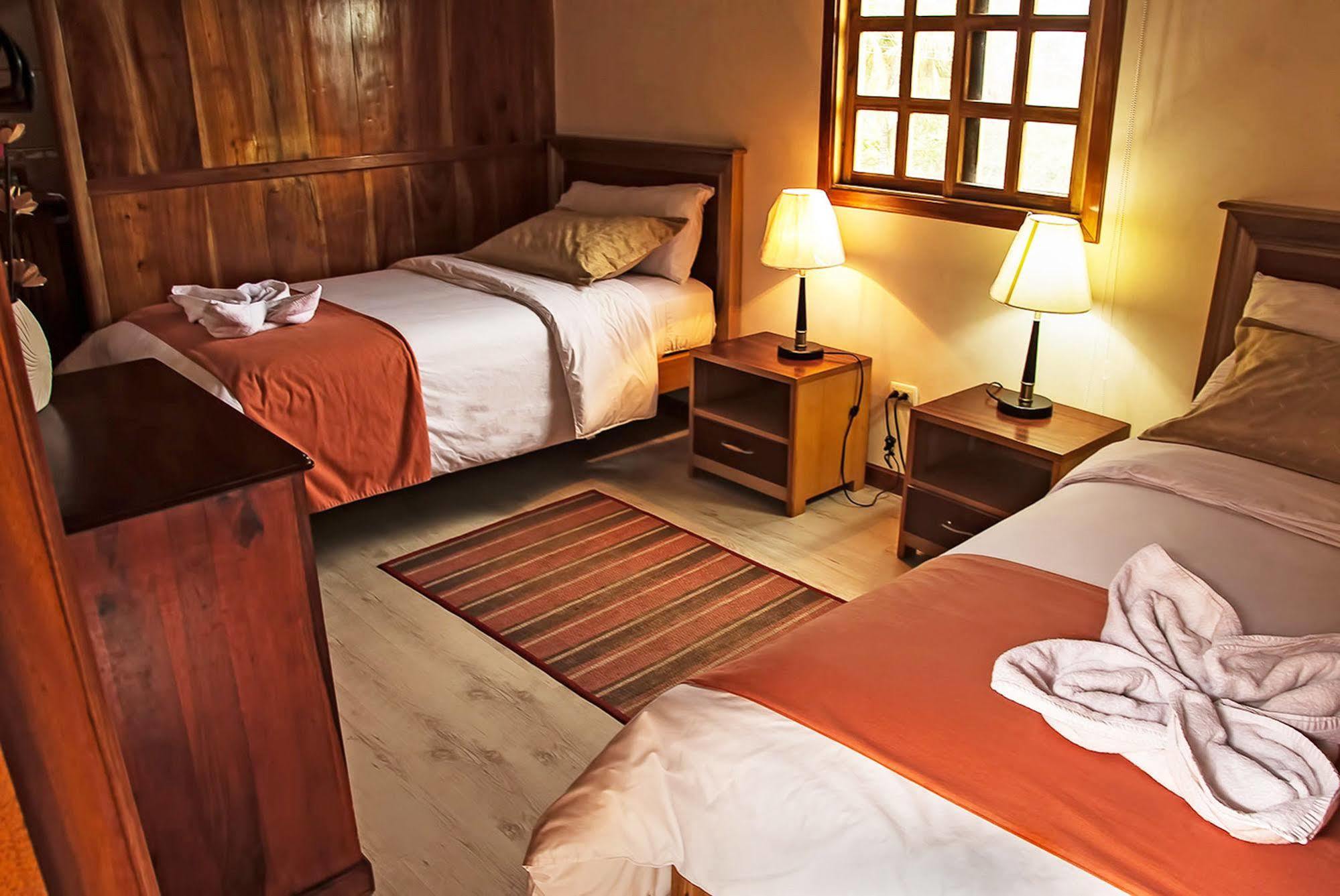 The Wooden House Hotel Пуерто Виламил Екстериор снимка