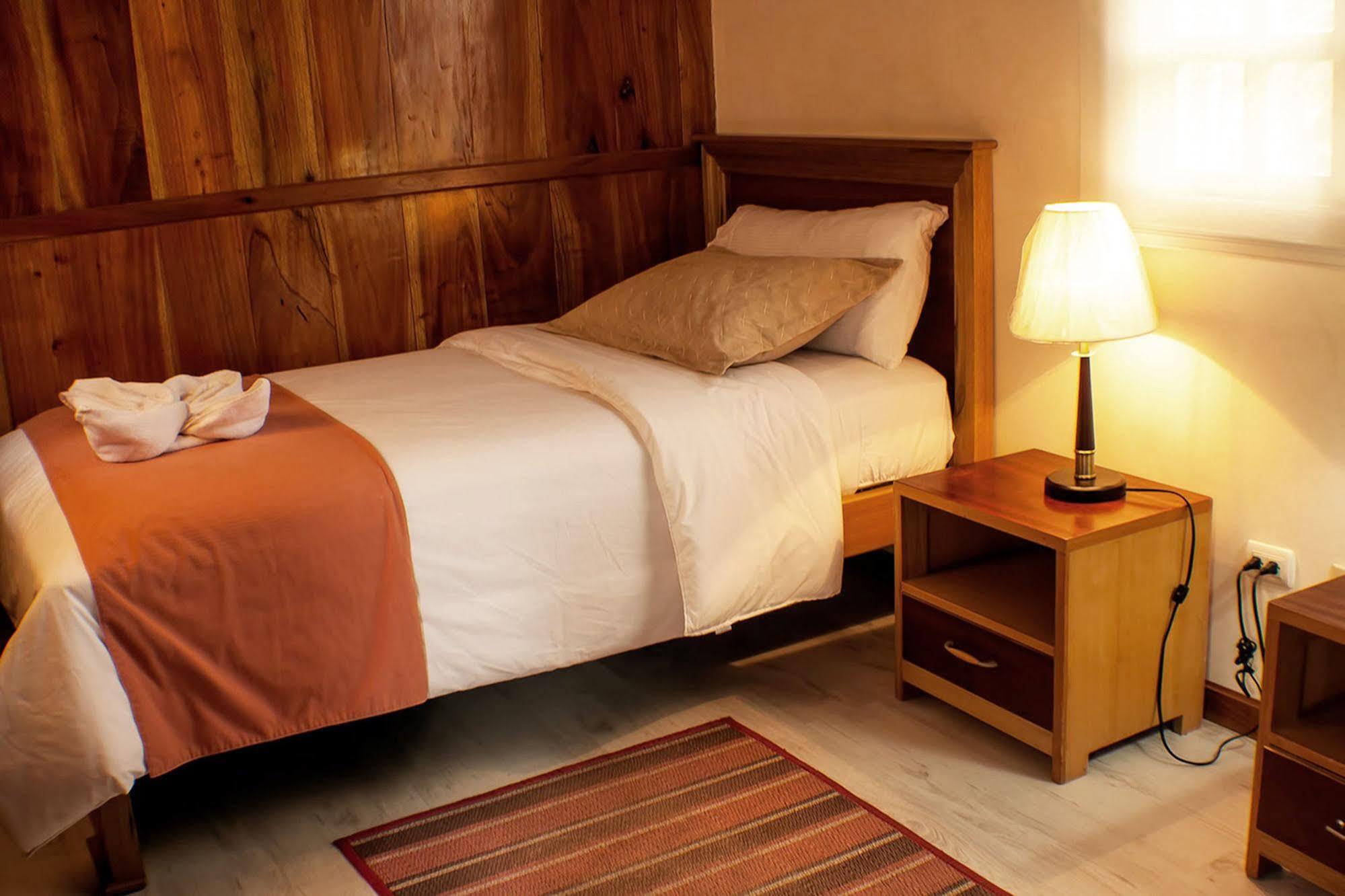 The Wooden House Hotel Пуерто Виламил Екстериор снимка