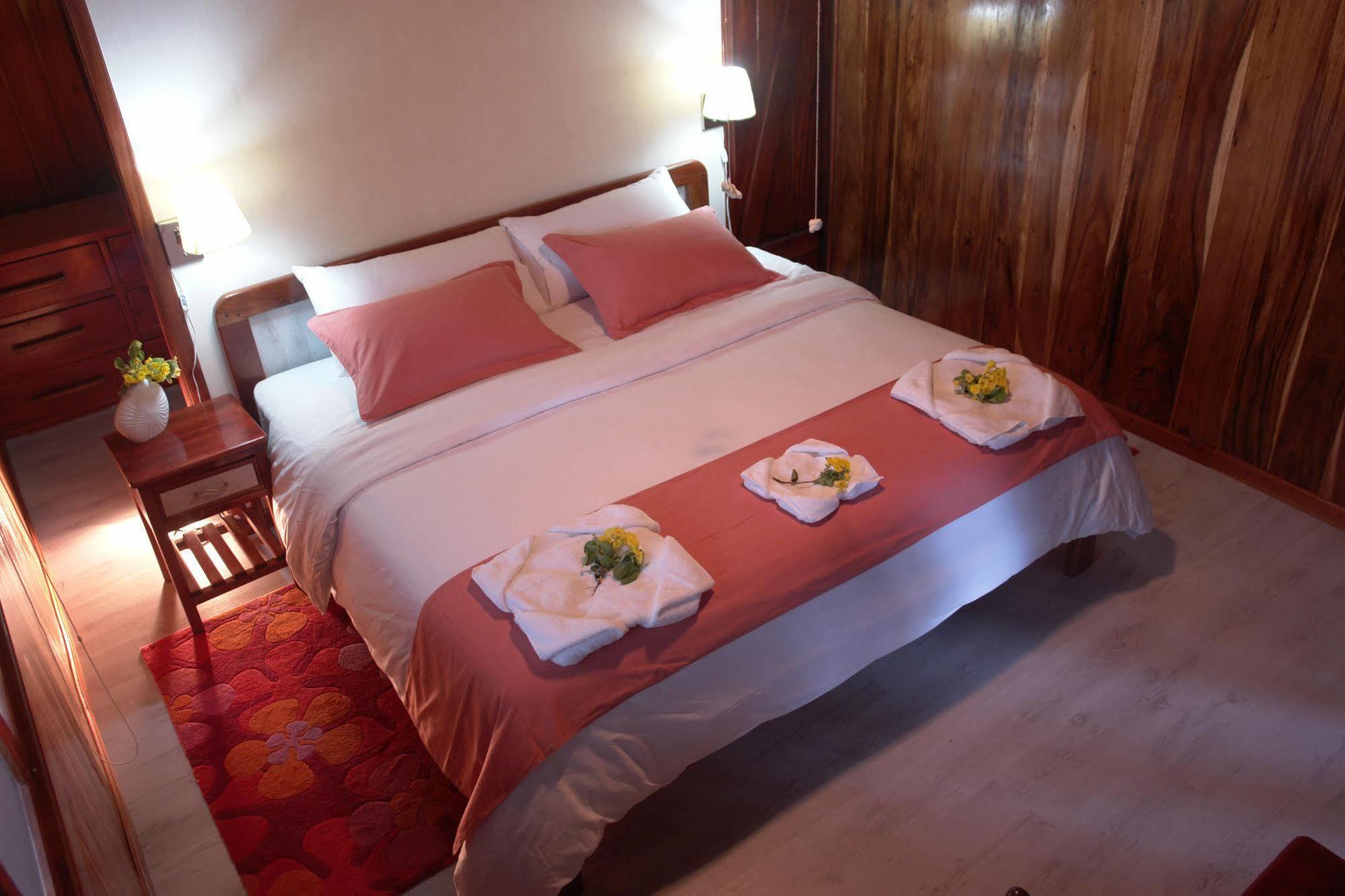 The Wooden House Hotel Пуерто Виламил Екстериор снимка