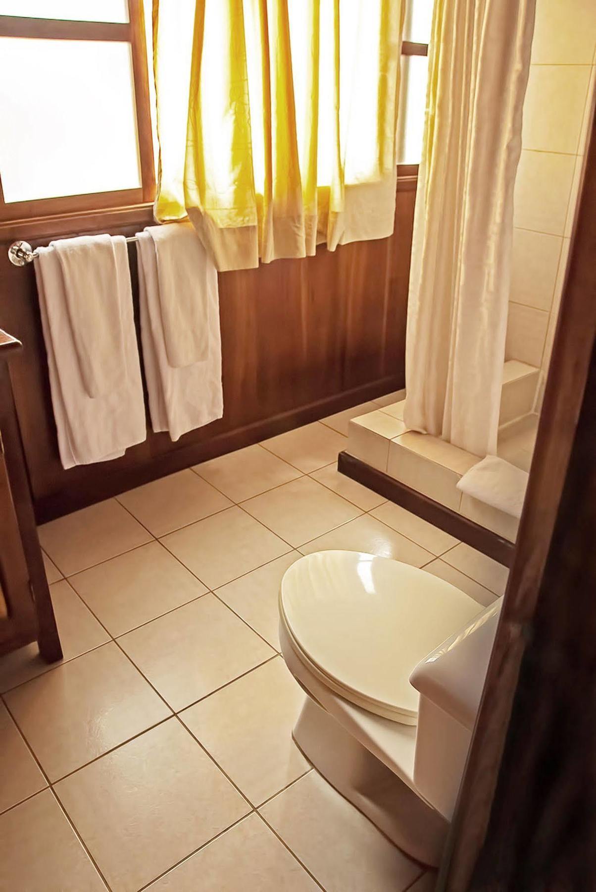 The Wooden House Hotel Пуерто Виламил Екстериор снимка