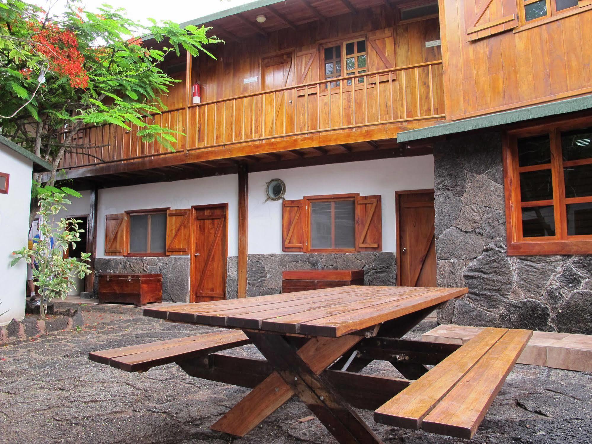 The Wooden House Hotel Пуерто Виламил Екстериор снимка