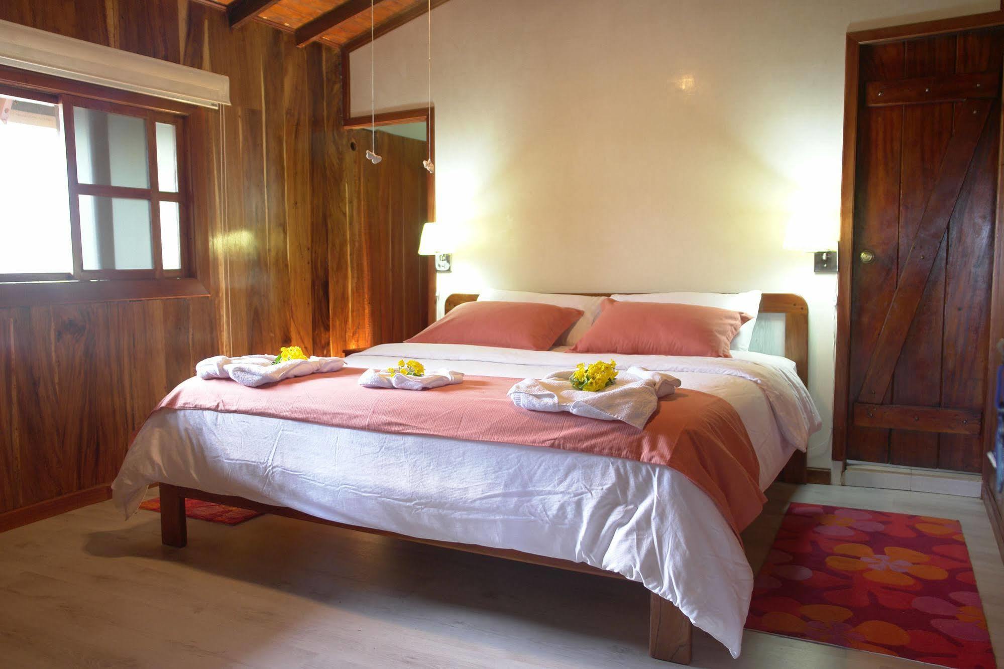 The Wooden House Hotel Пуерто Виламил Екстериор снимка
