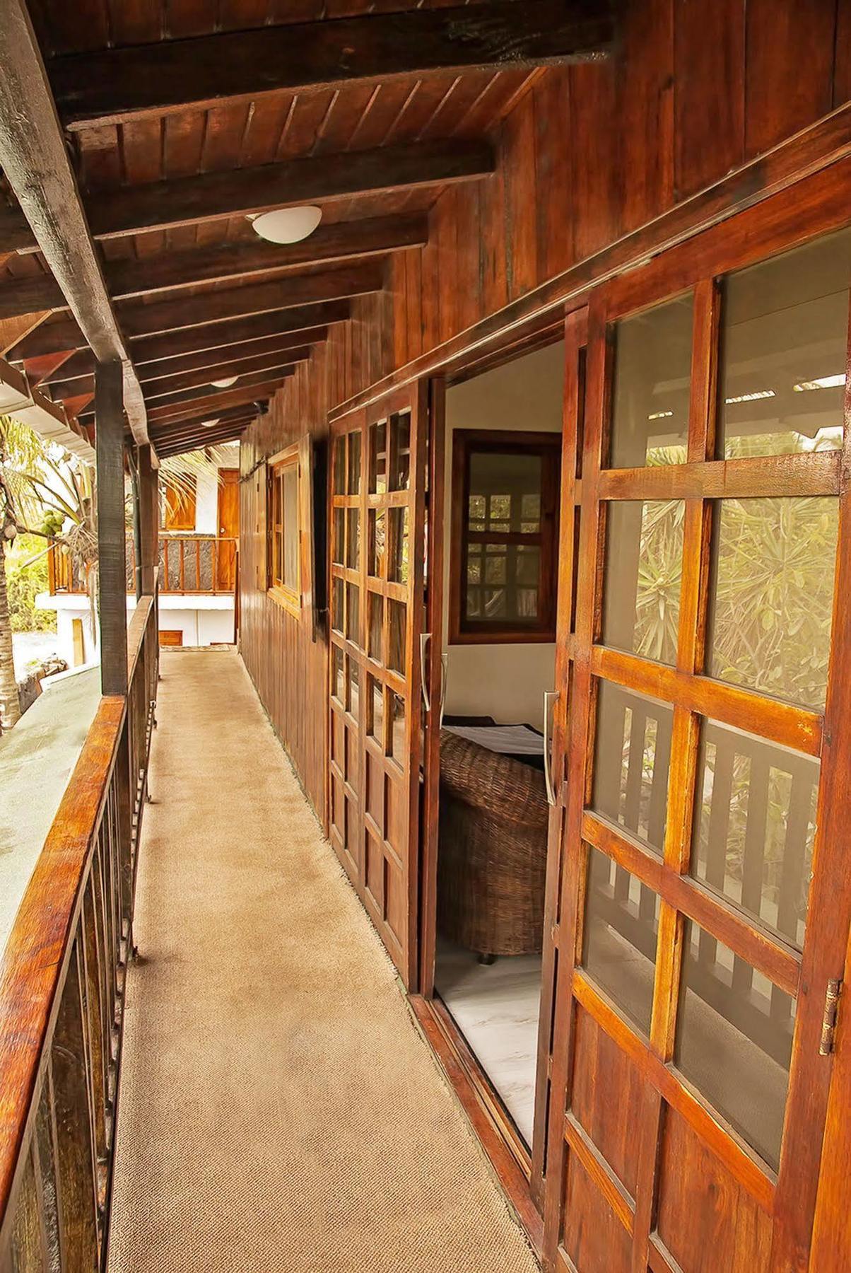 The Wooden House Hotel Пуерто Виламил Екстериор снимка